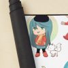 urdesk mat rolltall portrait750x1000 1 - Hilda Merch